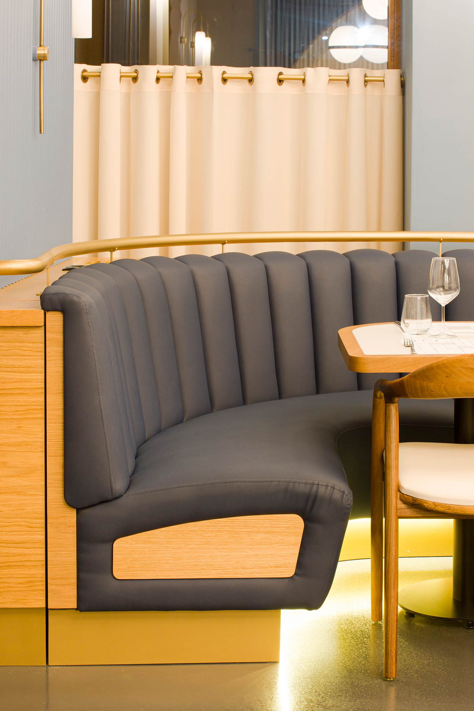 Portiune de canapea albastra din lemn si piele a restaurantului 1896 Brasserie & Lounge